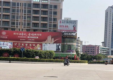 汕头新华都购物广场正对面黄金位置广告牌