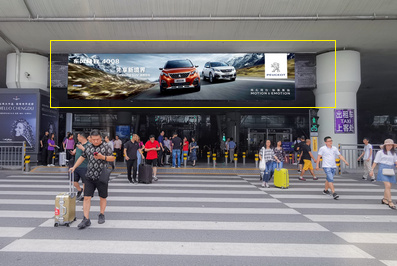 北京机场到达出口中央通道高空灯箱广告