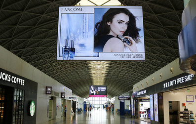 成都双流机场T1国际出发免税区悬挂灯箱广告